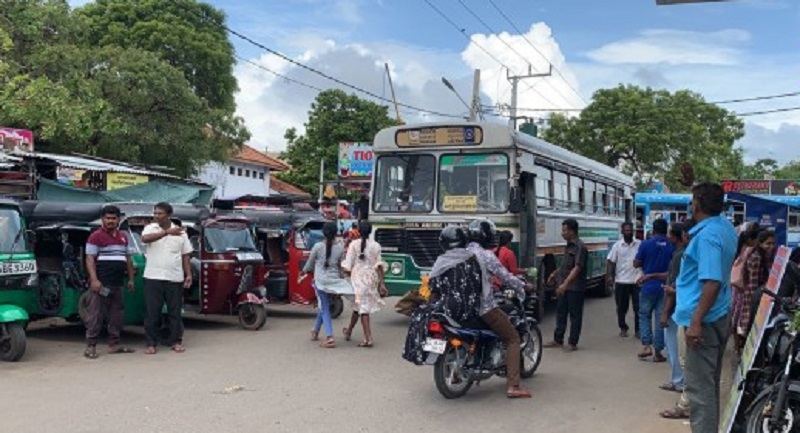 மன்னார் நகர சபையின் செயற்பாட்டால் போக்குவரத்து சேவையை பெற அவதியுறும் மக்கள்!