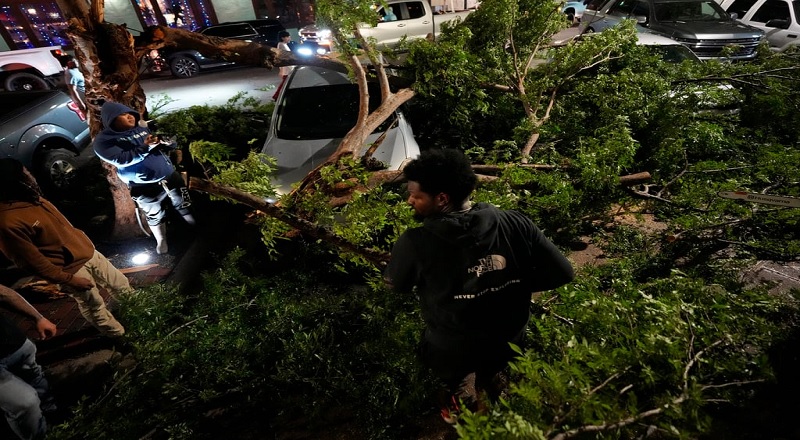 அமெரிக்காவில் புயல் காரணமாக ஏற்பட்ட கனமழை மற்றும் வெள்ளம் - நால்வர் பலி