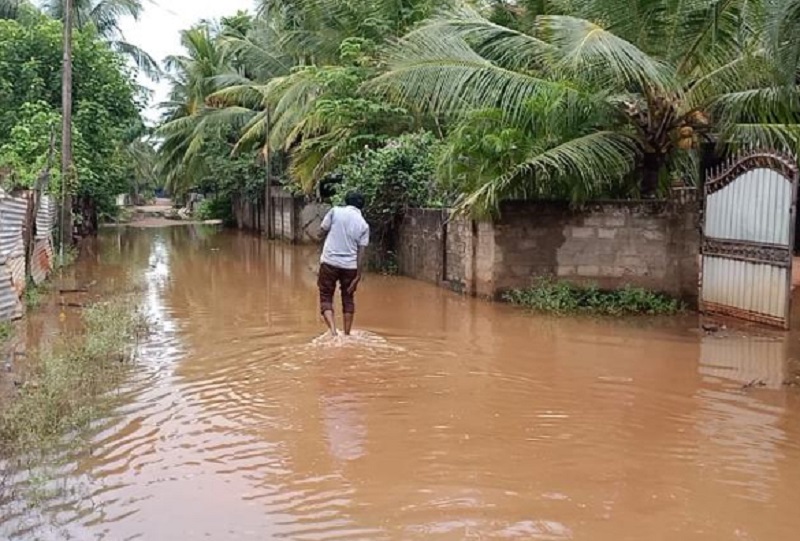 கிளிநொச்சியில்  சீரற்ற காலநிலையால்! 220 குடும்பங்கள் பாதிப்பு