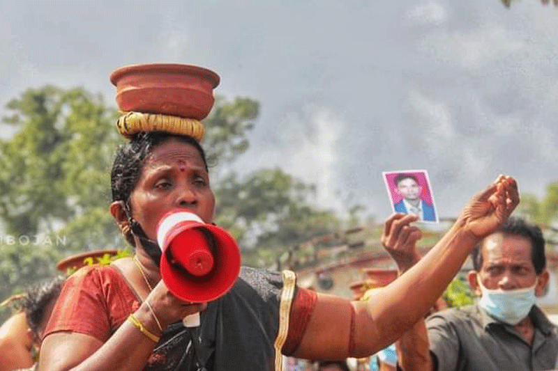 காணாமல் ஆக்கப்பட்டோரின் உறவினர்களால் தீச்சட்டி ஏந்தி கவனயீர்ப்பு போராட்டம்!