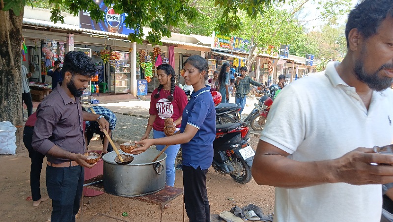 யாழ்.பல்கலைக்கழக மாணவர்களினால் கிளிநொச்சியில் முள்ளிவாய்க்கால் கஞ்சி வழங்கும் நிகழ்வு!