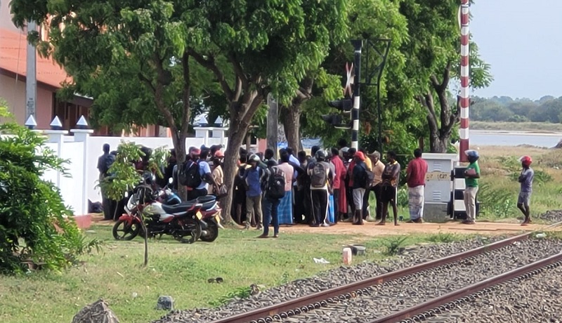 ஆனையிறவு உப்பள ஊழியர்கள் போராட்டம்!
