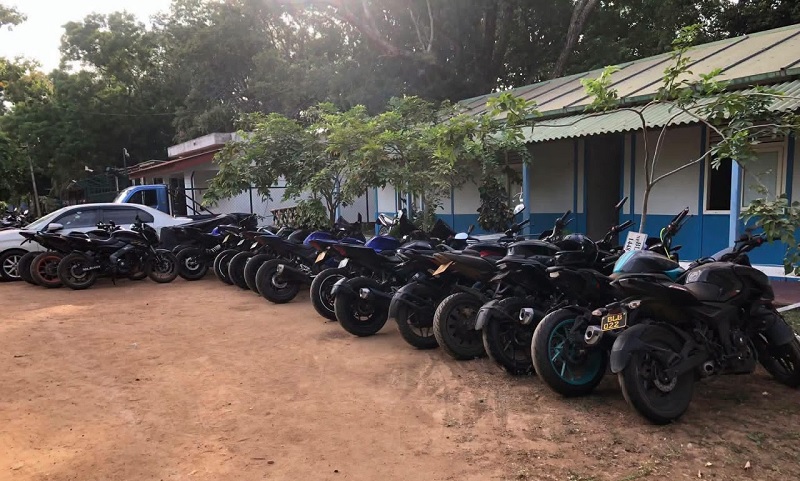 கிளிநொச்சியில் 12 அதிவேக சொகுசு மோட்டார் சைக்கிள்கள் பறிமுதல்