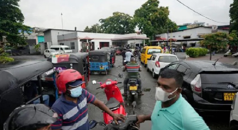 கிலோ மீற்றருக்கும் அதிகமான நீண்ட வரிசையில் காத்திருக்கும் மக்கள் 