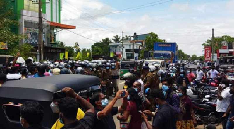 சிலாபத்தில் பதற்ற நிலை அரசுக்கு ஆதரவாக ஆர்ப்பாட்டத்தில் ஈடுபட்டவர்களை விரட்டியடித்த மக்கள்