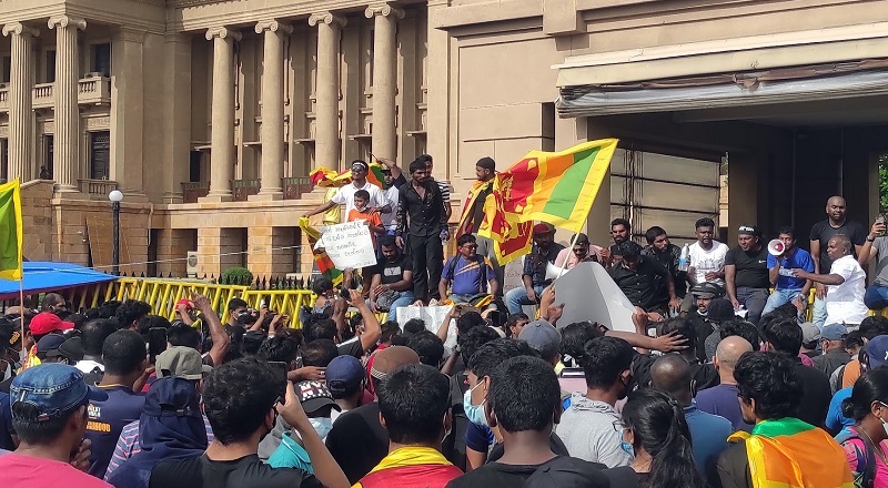 3D புரொஜெக்ஷன் தொழில்நுட்பத்தை பயன்படுத்தி ஆர்ப்பாட்டத்தில் ஈடுபட்ட இளைஞர்கள்