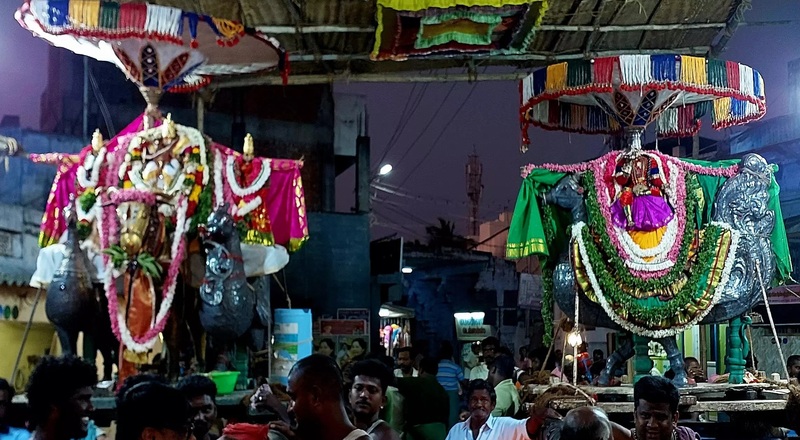 மூன்றாம் திருநாளான திங்கள்கிழமை சுவாமி குமரவிடங்கிலும், பெருமான் தங்க முத்துகீத வாகனத்திலும், தெய்வானை அம்பாள் வெள்ளி அன்ன வாகனத்திலும் காட்சியளித்தனர்.