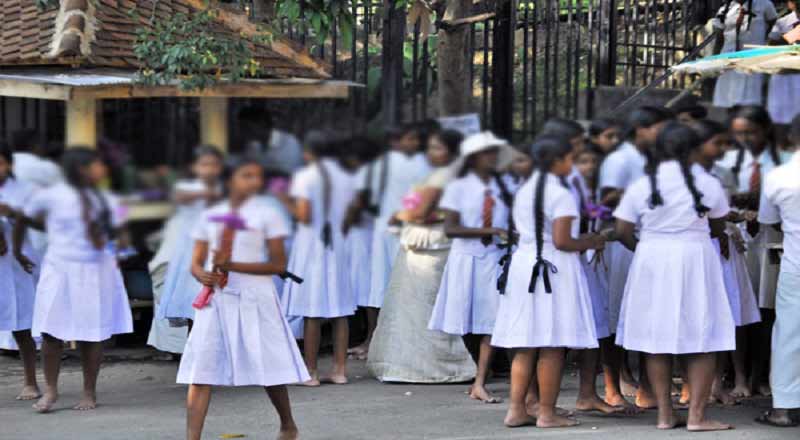 இலங்கையிலுள்ள அனைத்து  பாடசாலைகளையும் நாளை முதல் மீண்டும் வழமைபோல நடத்த அரசாங்கம் தீர்மானம்