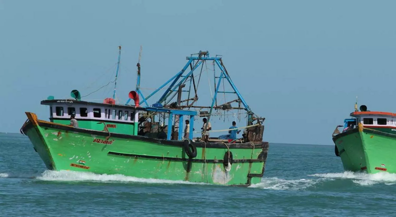 ரூ.7.5 கோடி மதிப்புள்ள தங்க கட்டிகளை கடத்த முயன்ற 3 பேரை கடலோர காவல் படையினர் பிடித்தனர்.