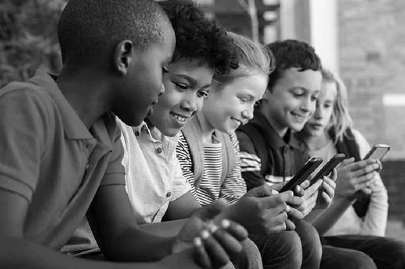 கைத் தொலைபேசி மூலம் குழந்தைகளுக்கு காத்திருக்கும் ஆபத்து! விடுக்கப்பட்டுள்ள எச்சரிக்கை